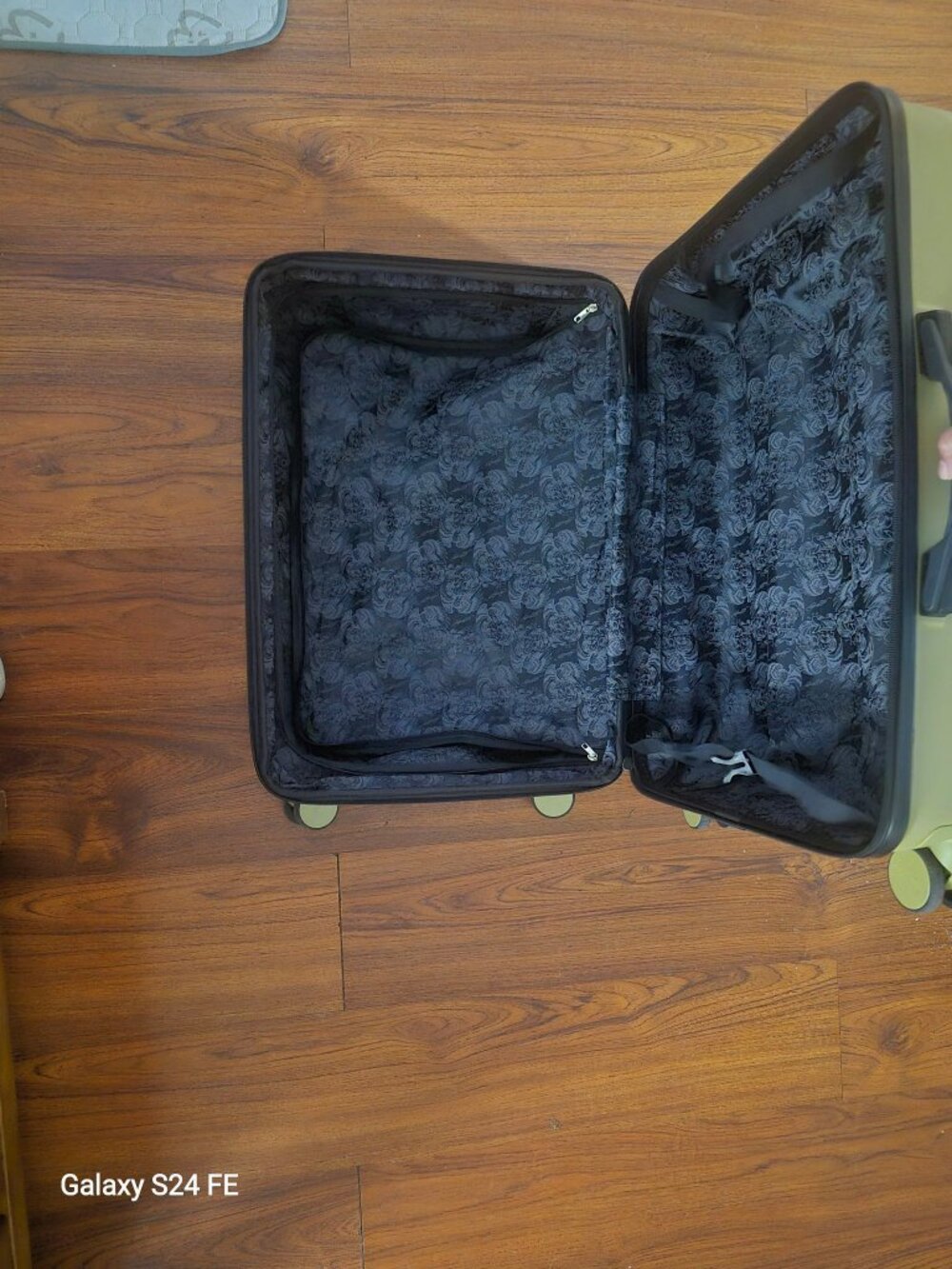 Ed Hardy Hard-Shell Rolling Suitcase - Picture 4 of 6